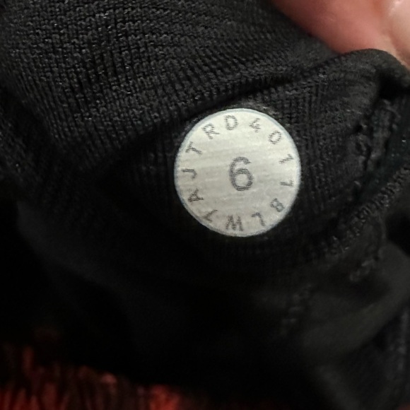 Lululemon Women’s Hotty Hot Short II Running 2.5" Carminetrue Red Black Floral - Picture 10 of 11